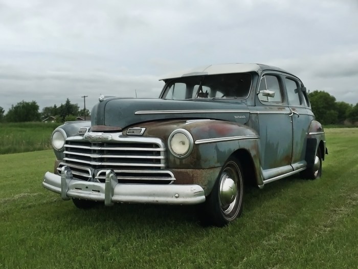 Monarch 1947 mercury car canadian sedan finds barn door cool barnfinds