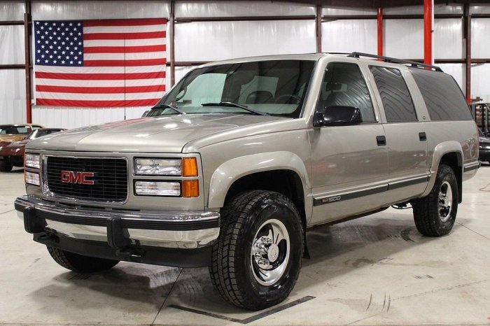 1998 GMC Suburban: A Family-Friendly SUV Icon