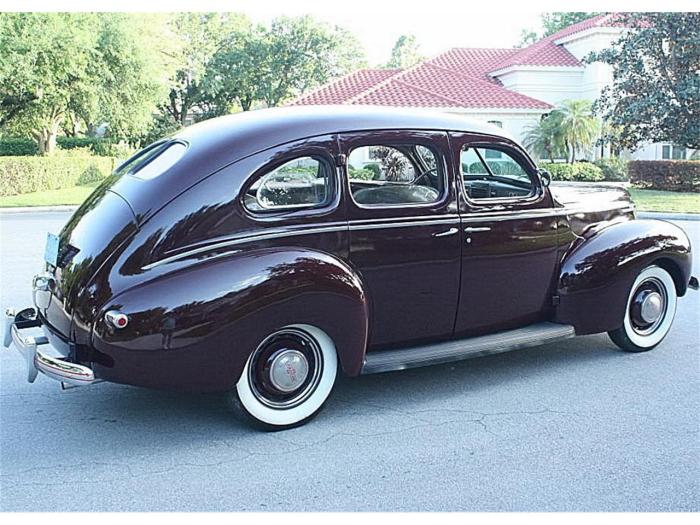 1939 Mercury Sedan: A Glimpse of Art Deco Automotive Design