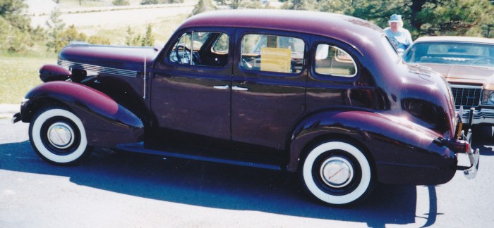 Pontiac 1937 sedan door six touring