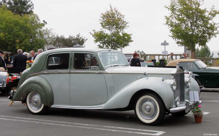 Dawn silver 1952 rolls royce momentcar