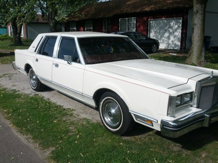 Lincoln town car 1981 signature cargurus momentcar cars