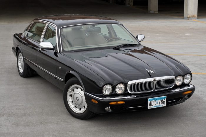 Jaguar xj8 1998 vanden plas 31k reserve