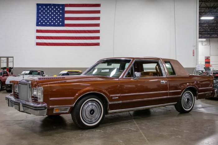 Car 1981 town lincoln signature series luxury medium vintage red size full cloth