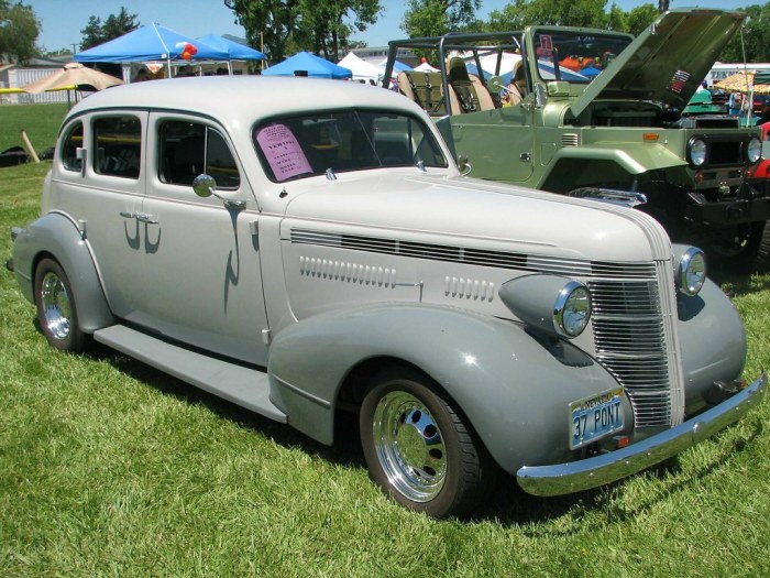 1937 Pontiac 4-Dr Sedan: A Glimpse into American Automotive History