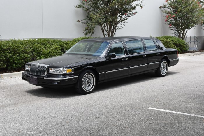 1997 Lincoln Limousine: A Classic American Luxury Car