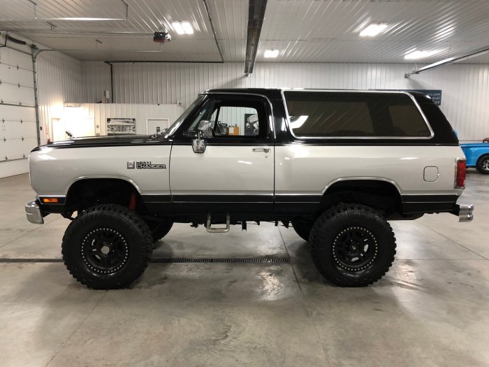 Ramcharger 1990 dodge suv