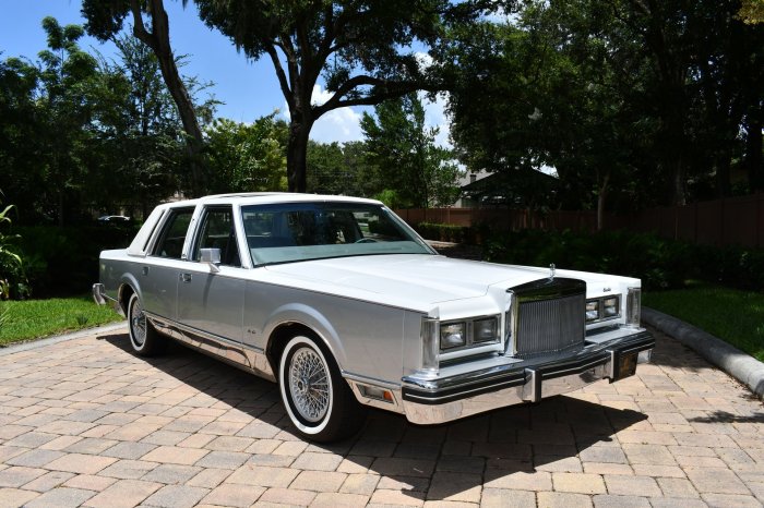 Lincoln 1984 town car offered