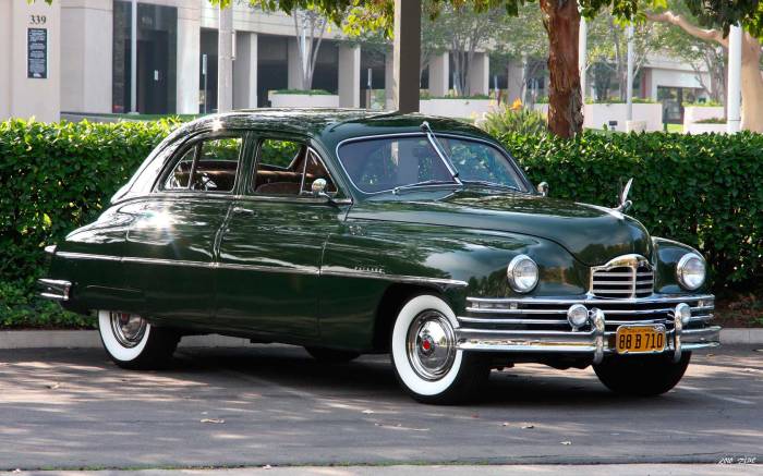 1950 Packard Deluxe: A Glimpse of American Luxury