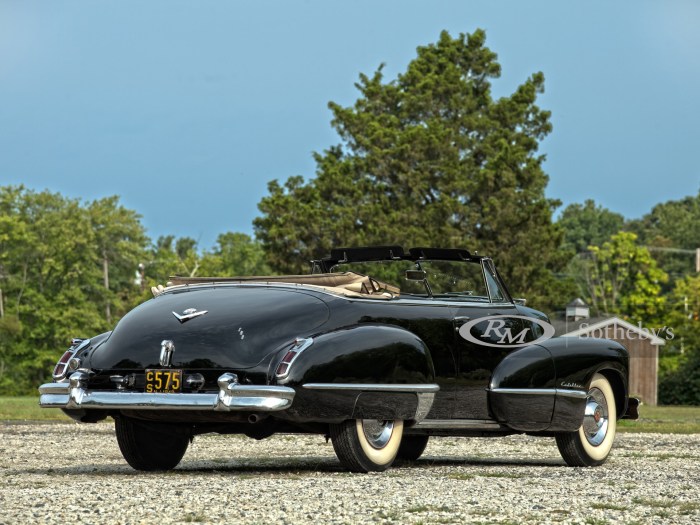 1942 Cadillac Series 62: A Glimpse of American Luxury During Wartime