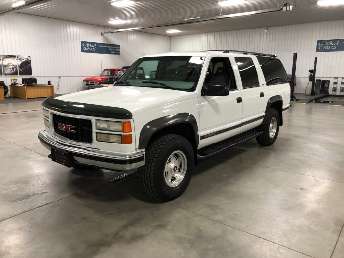 1999 GMC Suburban: A Timeless Classic SUV