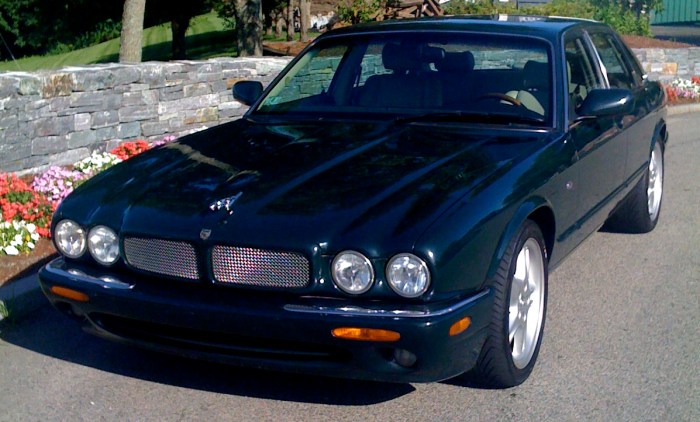 1999 Jaguar XJR: A Legacy of Power and Luxury