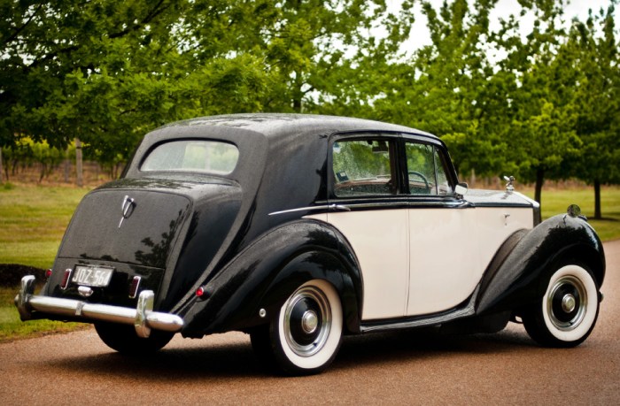 1951 Rolls-Royce Silver Dawn: A Glimpse of Automotive Luxury