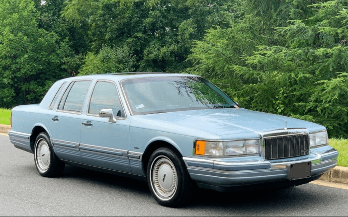 1990 Lincoln Town Car: A Look Back at Luxury