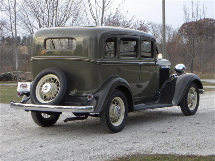 Plymouth 1933 sedan door