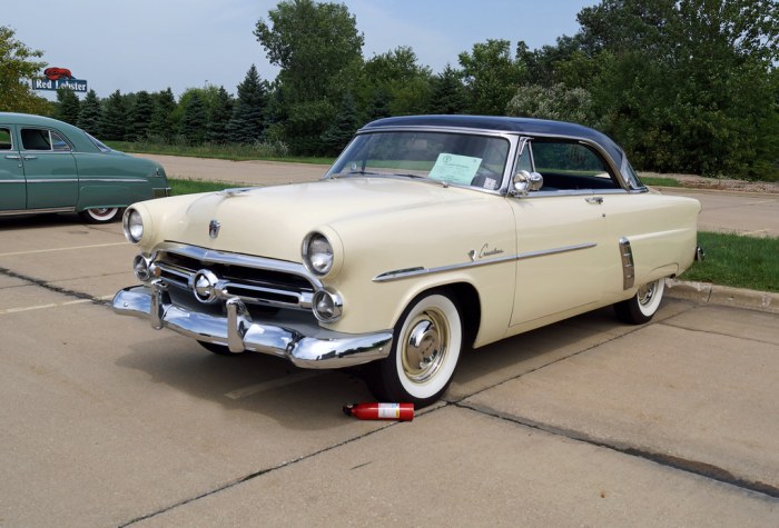 Ford 1952 crestline victoria momentcar