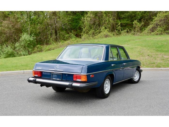 Mercedes w114 benz 1974 classicdigest sedan
