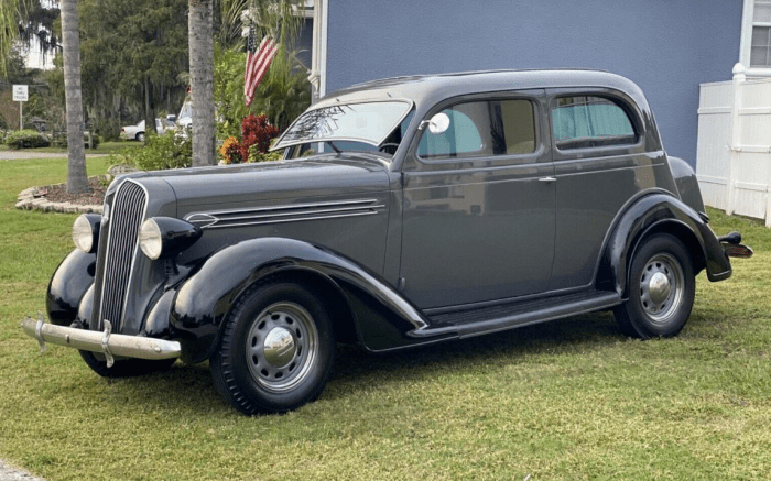 Plymouth 1936 sedan door