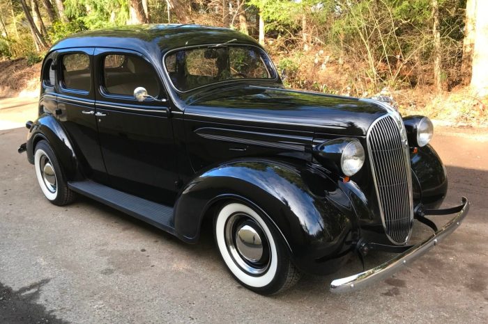 Plymouth 1937 sedan door