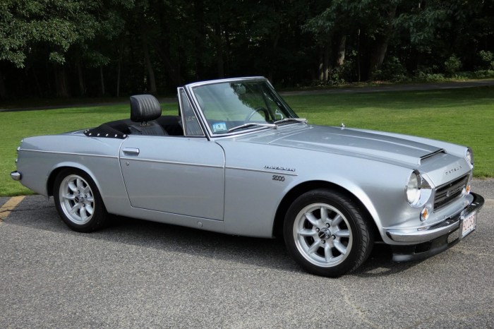 Datsun 2000 roadster 1968 2011 momentcar