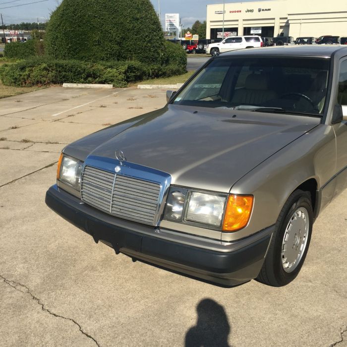 1992 Mercedes-Benz 300SD: A Classic Luxury Sedan