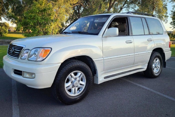 2000 Lexus LX470: A Luxury SUV Pioneer