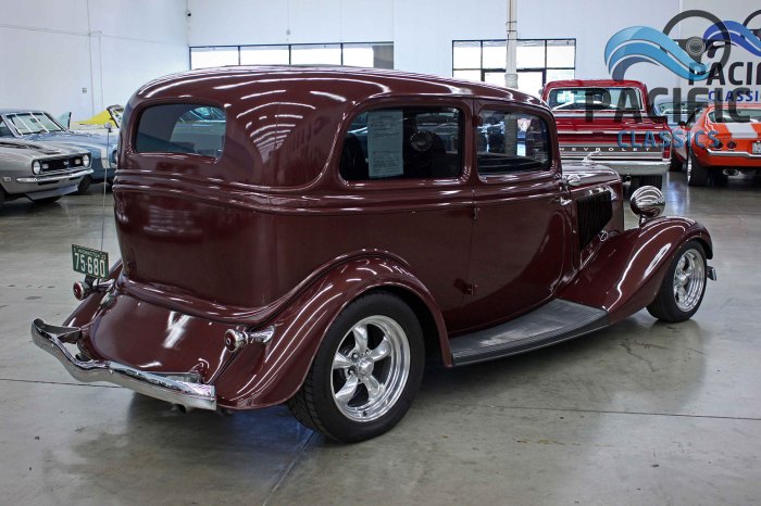 1933 Ford 2-Dr Sedan