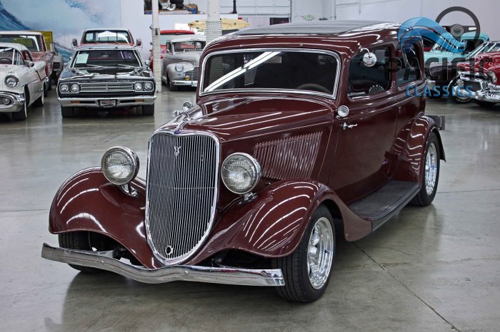 1933 Ford 2-Dr Sedan: A Glimpse into American Automotive History