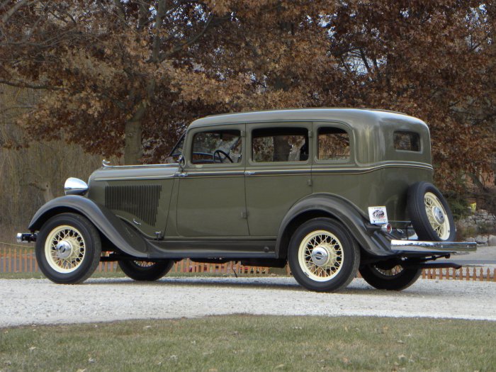 1933 Plymouth PD Deluxe: A Classic American Automobile