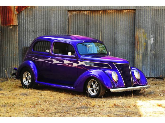 1937 Ford Sedan