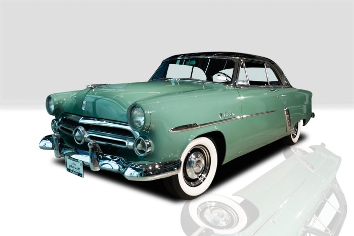 1952 Ford Crestline: A Classic American Icon