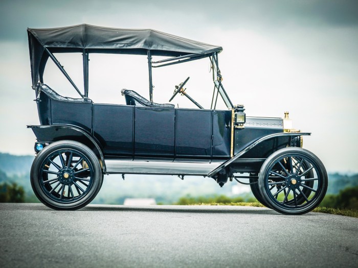 1913 model ford momentcar runabout