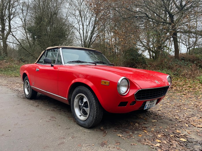 Fiat spider 2000 1979 124 1983 car charcoal momentcar grey fastestlaps specs