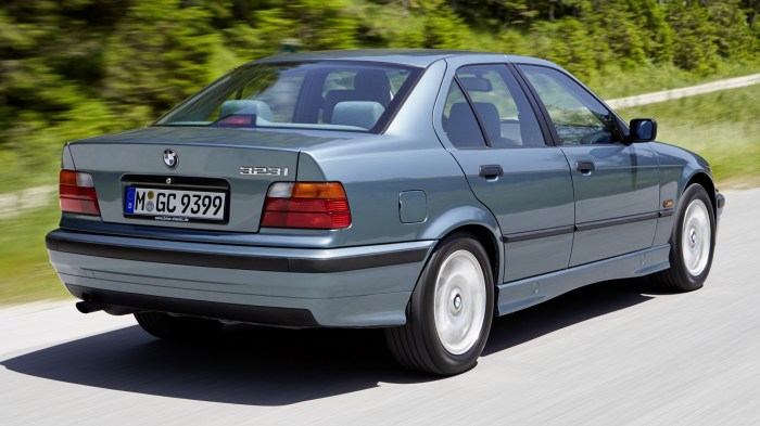 Bmw e30 318i series coupe 1986 1982 1990 1988 325 touring 1991 sedan door 1993 two models car wikipedia momentcar
