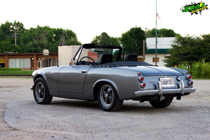 Datsun 2000 roadster 1968 2011 momentcar