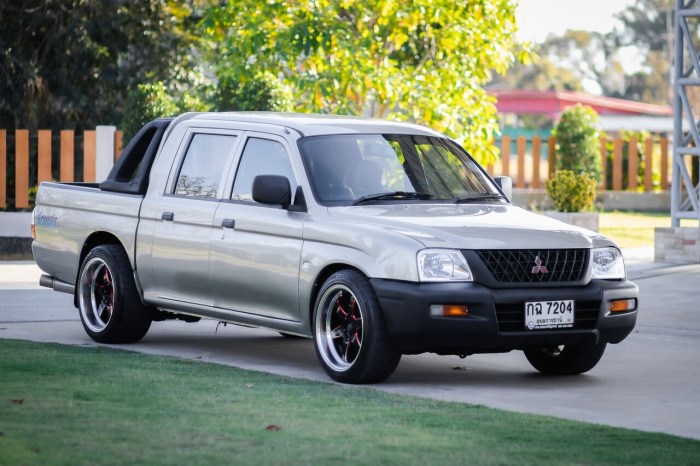 1999 Mitsubishi Strada: A Comprehensive Review