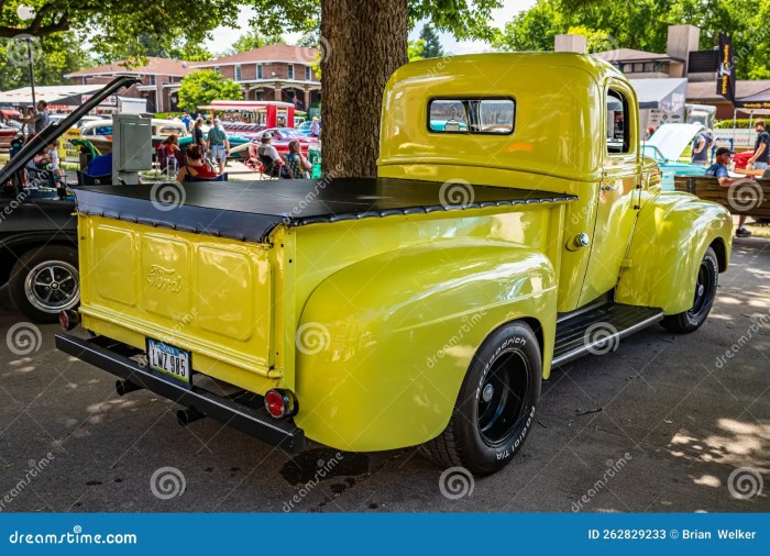 Flatbed truck ton trucks ford 1947 pickup farm old bed classic barrett jackson antique vintage rails flatbeds saved diesel side