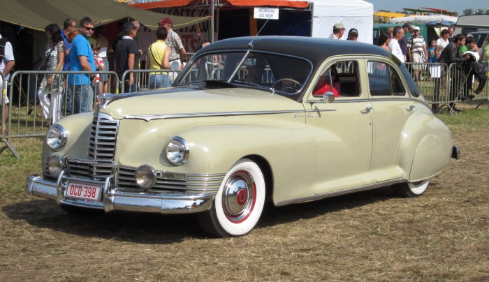 1942 Packard Clipper: A Glimpse of Automotive Elegance During Wartime